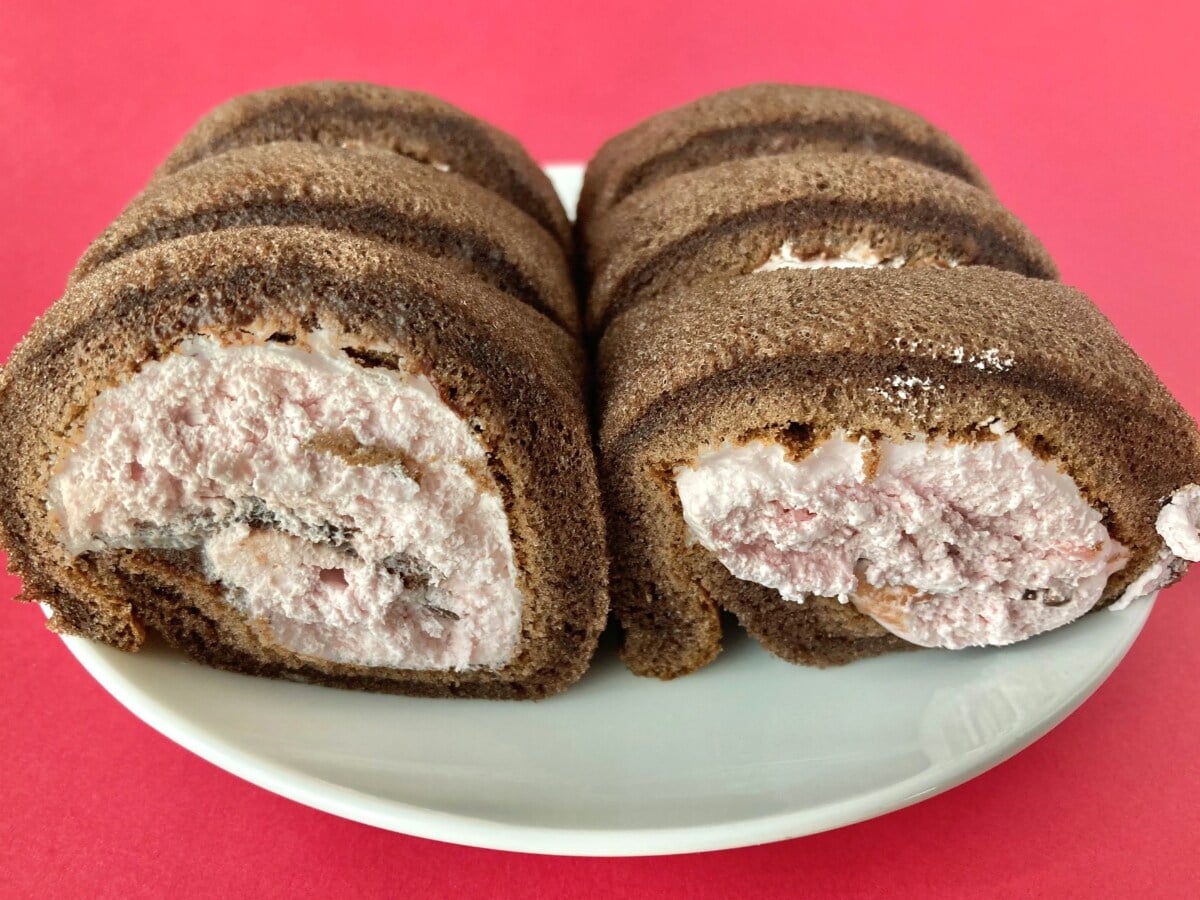 優しいいちごの風味とパリッと食感のチョコが良き！【ローソン】もち食感ロールの新作！