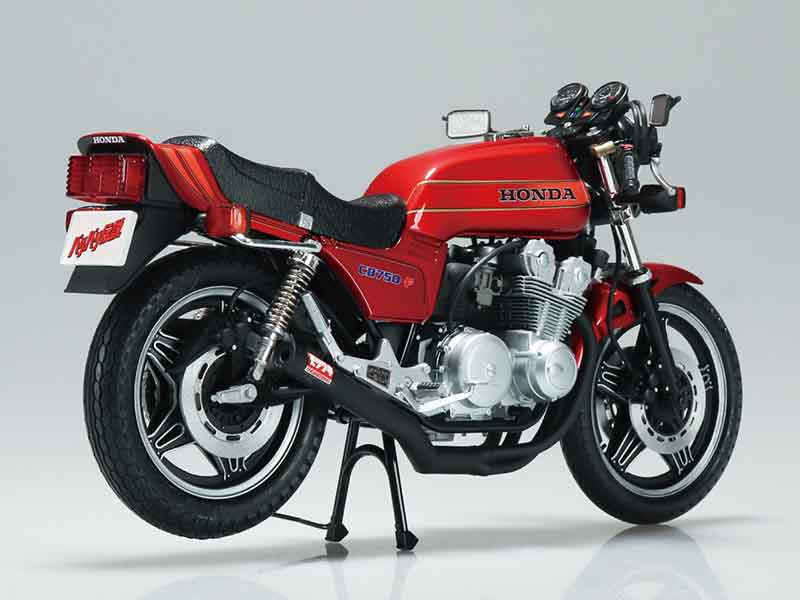 劇中仕様を再現! プラモデル「1/12 バリバリ伝説 巨摩 郡 CB750F」がアオシマから登場 記事3