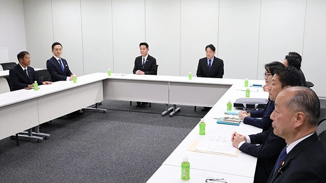 昨年末、＂5類型＂撤廃に関する与党協議に臨んだ自民党の小野寺五典氏（中央右）と日本維新の会の前原誠司氏（中央左）