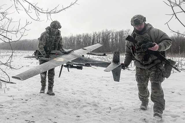 現代戦では民生品のドローンも攻撃連携や捕捉・観測に用いられる。「殺傷」「非殺傷」という区分は成立しにくくなっている