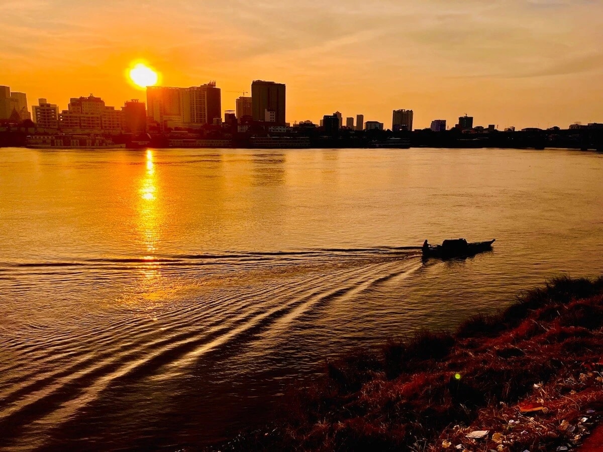 トンレサップ川に映る夕景。上流のトンレサップ湖から流れ込むトンレサップ川は、プノンペンでメコン川と合流する。