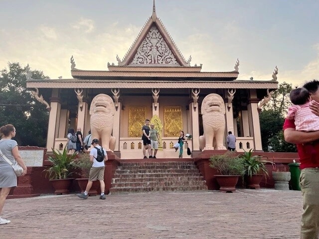 ワット・プノン外観。「コウモリ寺」として有名らしく、Google Mapsにも「Flying Fox Sanctuary Tree」とラベルされている木があった。