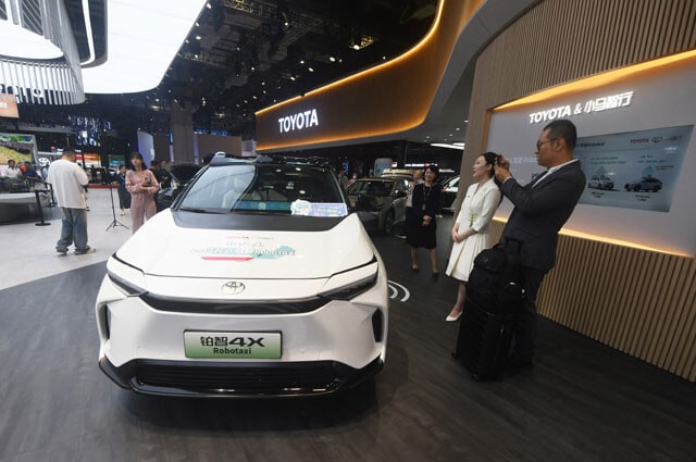 上海モーターショー2025でトヨタと中国の小馬智行（ポニー・エーアイ）が共同開発した自動運転レベル4の「4Xロボタクシー」
