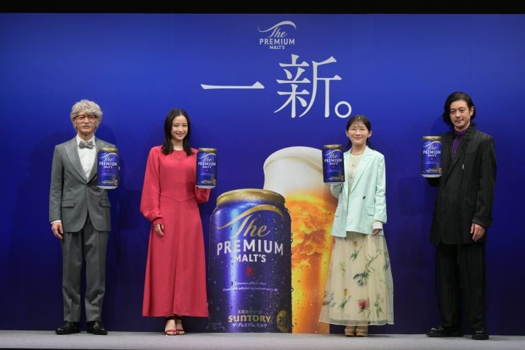 サントリーが「ザ・プレミアム・モルツ」を一新　発売24年目でブルー缶に、テレビCMも「一新」編に CMに出演している俳優陣が「一新」をアピール。（左から）津田健次郎さん、広瀬すずさん、伊藤沙莉さん、オダギリジョーさん