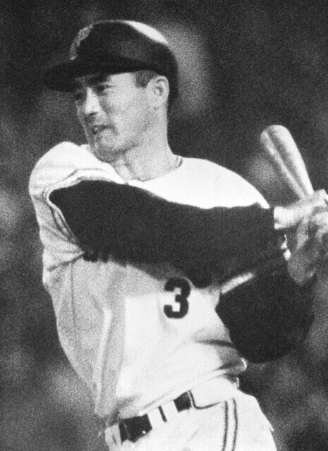 豪快なバッティングフォームの長嶋茂雄(写真:時事)