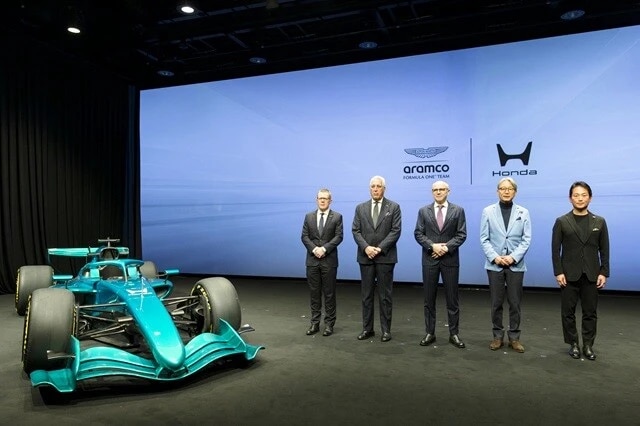 ドメニカリ氏のインタビューに先立って行なわれた「2026 Honda × Aston Martin Aramco F1 Teamニューパートナーシップ始動発表会」。ホンダの三部敏宏社長（右からふたり目）、F1のステファノ・ドメニカリCEO（中央）、アストンマーティンのローレンス・ストロール氏（左からふたり目）などが登壇した