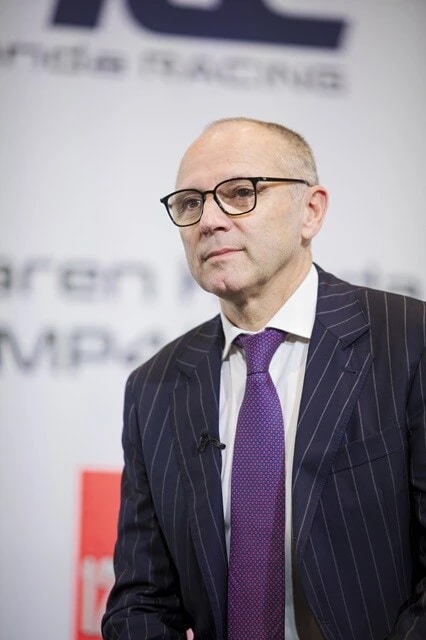 F1の社長兼最高経営責任者（CEO）を務めるステファノ・ドメニカリ氏。イタリア出身の61歳。2008年から14年までフェラーリのチームの代表を務める、その後、アウディ、ランボルギーニを経て2021年から現職に就く