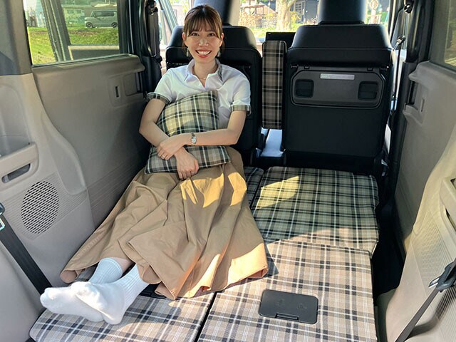 本田技術研究所 デザインセンターe-モビリティデザイン開発室テクニカルデザインスタジオデザイナー CMF松村美氏。このように座ったり寝転がったりしながらゆったり&まったりと時間を過ごせるのがジョイの魅力