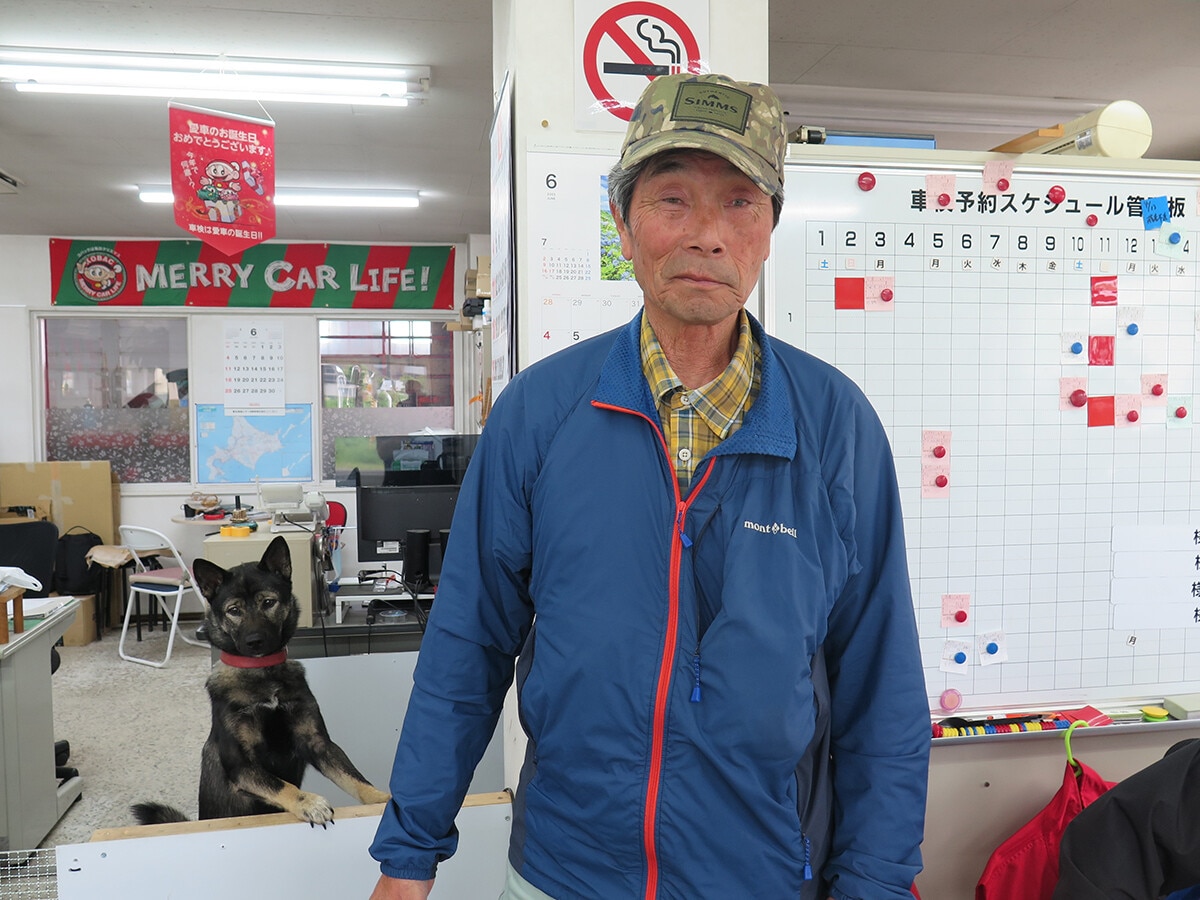 120頭以上のヒグマを仕留めた赤石氏と相棒の猟犬