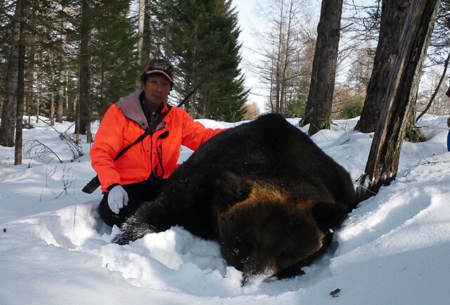 赤石正男氏と、赤石氏が仕留めた430㎏のヒグマ(2013年)