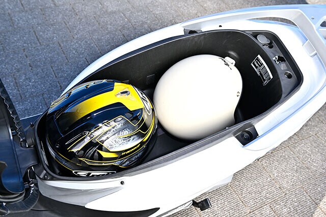 ラゲッジボックスは大容量の37L。ヘルメットと一緒にB4サイズのバッグも収納可能な余裕の積載性