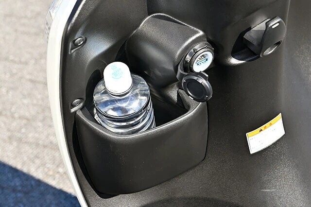 ペットボトルも収納可能。もちろん、スマホの充電などに便利なUSBソケットも備わり、フロントフックも用意