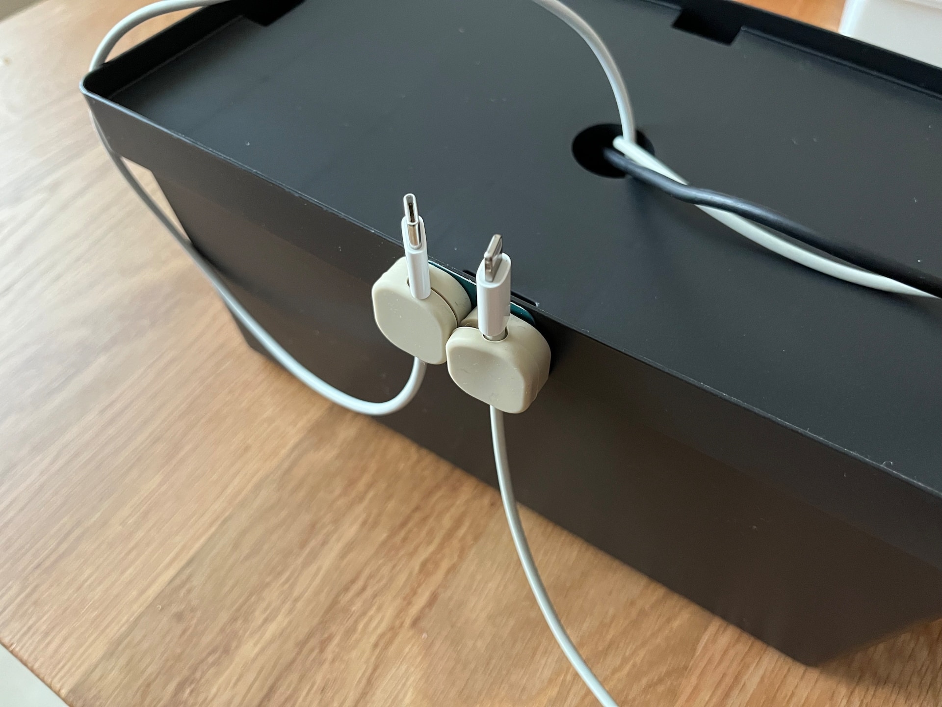 100均のコード収納が優秀すぎ!ダイソー・セリア・キャン★ドゥで買った9商品を紹介