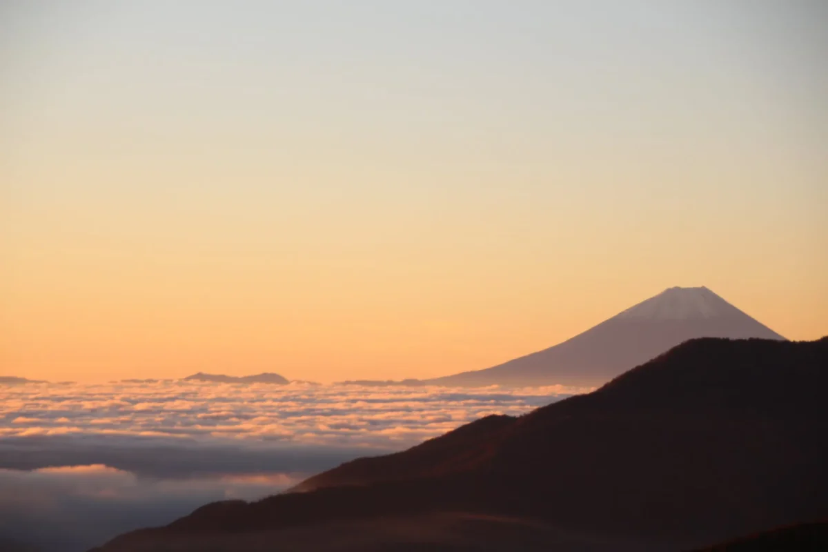 朝焼けに染まる富士山と雲海の風景。