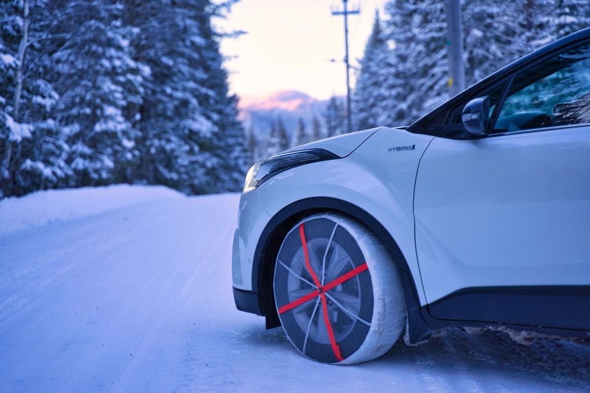 布製チェーンを巻いたタイヤ。写真は着脱が簡単な「オートソック」のもの