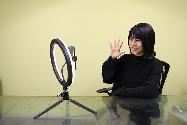 ダイソー リングライトセット［三脚付］　昼白色・昼光色・電球色の3色切り替えと各色10段階の調光機能がついたリングライトに、三脚とスマホホルダーも付属。自撮りや動画配信はもちろん、リモート会議でも写りが段違いに！　770円