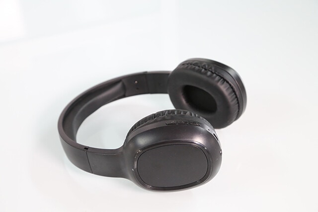 ダイソー Bluetoothヘッドセット［有線無線両用ヘッドセット］　有線・無線の両用で音質は他メーカーの3980円クラス製品と勝負できるレベル。マイク内蔵でハンズフリー通話もOK。フィット感も良く、135gと軽量なのもうれしい。これで1100円はヤバいです