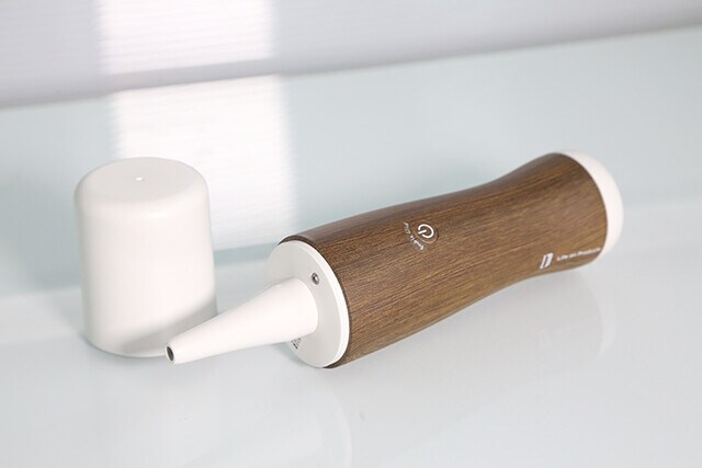 ライフオンプロダクツ エアダスターLNACN002　パソコンのキーボードや窓のサッシなどにたまったホコリをプシュッと吹き飛ばす。風量は弱中強の3段階で、暗い場所を照らすLEDライトも搭載。ノズルヘッドは用途別に3本付属。8800円