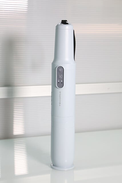 レコルト コードレススティッククリーナー　スタンド状態では懐中電灯くらいのサイズだが、実はパワーも強力なハンディクリーナー。付属のロングパイプとフロアヘッドを装着すれば床掃除までOK！　フルセットで1万5400円