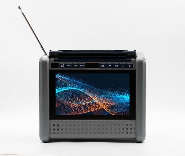 ダイニチ電子 10インチテレビ搭載ポータブル電源　アウトドアにも有事の際にも使えるポータブル電源に、フルセグ・ワンセグ対応テレビ、ワイドFMラジオ、LEDライトを搭載。出力は限られるが電源5ポート同時使用も可能。重量は5.5㎏。5万5000円
