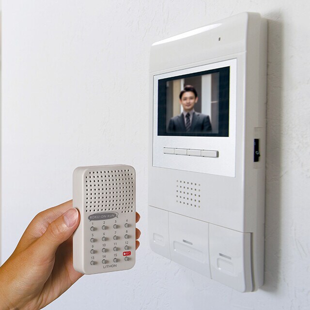 ライソン 録音くん［防犯用音声対応機］　内蔵の男性音声でインターホン対応できる「応答くん」（累計出荷台数1万台以上）の別バージョンで、最大15種類の応答音声を自由に録音することが可能。壁に設置できるホルダー付き。2420円
