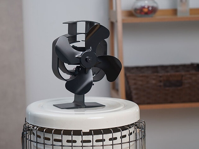 サンコー 首振りストーブファン　ストーブの上に置くと、その熱で発電し電源不要で起動。自動で首を振りながらストーブの熱を部屋中に効率よく送り届けてくれる電気代0円のサーキュレーターだ。これぞ究極の省エネ！　7980円