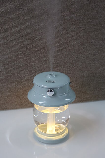 ラドンナ Toffy LEDランタン加湿器〈充電式〉　USB充電式で使用時はコードレス（約3時間でオートパワーオフ）なため、気軽に持ち運んでデスクだろうがベッドサイドだろうが家のどこでも使える。3色展開でデザインも◎。4400円