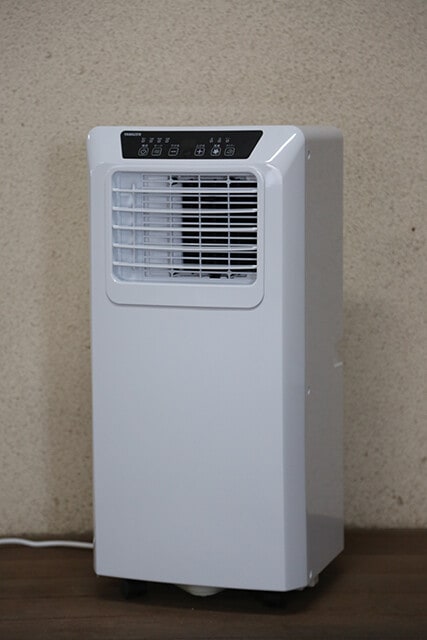 ドン・キホーテ 情熱価格 移動式クーラー 2.2kW　家庭用スポットクーラーの市場をこじ開けた製品。工事不要、キャスター付きの移動式でありながら、据付タイプの６畳用エアコンと同程度のパワー。2023年の販売台数は1万3700台以上！　3万8280円