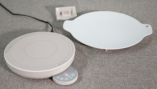 レコルト 卓上IHクッキンググリドル　直径26㎝の円形IHクッキングヒーターと、調理用グリドルプレート（大皿）のセット。1200Wで火力十分、タッチパネルで温度調整も簡単。軽く洗えばOKの表面加工も素晴らしい！　1万9800円