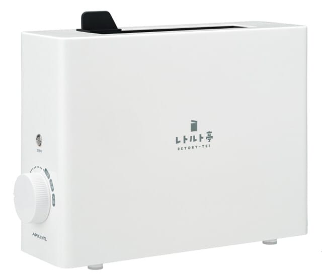 アピックスインターナショナル レトルト亭 ARM-110　レトルト食品のパウチを低温ヒーターでそのまま温めるというアイデア製品。お湯もラップも不要でめちゃ助かる！　幅255㎜×奥行き80㎜×高さ200㎜のコンパクトサイズもうれしい。5500円