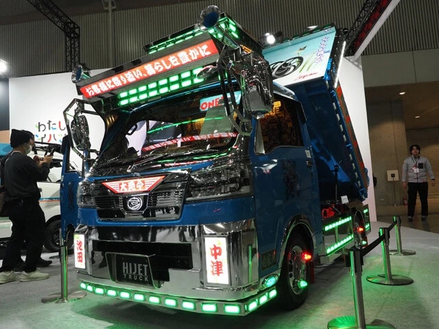 【第1位】ダイハツ　ハイゼットトラック PTOダンプ 大発命　会場の視線を根こそぎ奪ったのが、このダイハツの怪作。ド派手すぎる内外装に、国内外の来場者は騒然となった