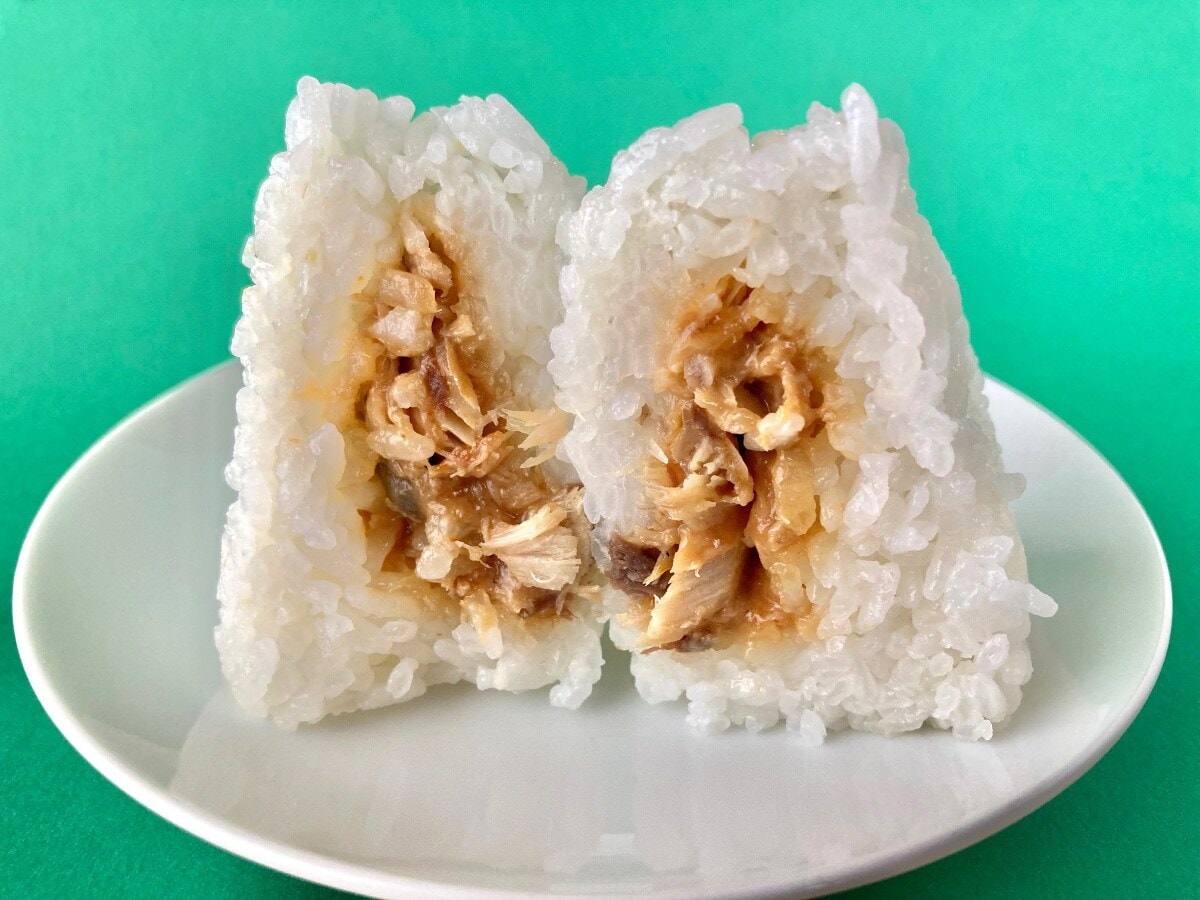 さばの旨味・味噌の風味がバッチリ!【セブン】こだわりを感じるさば味噌のおむすび