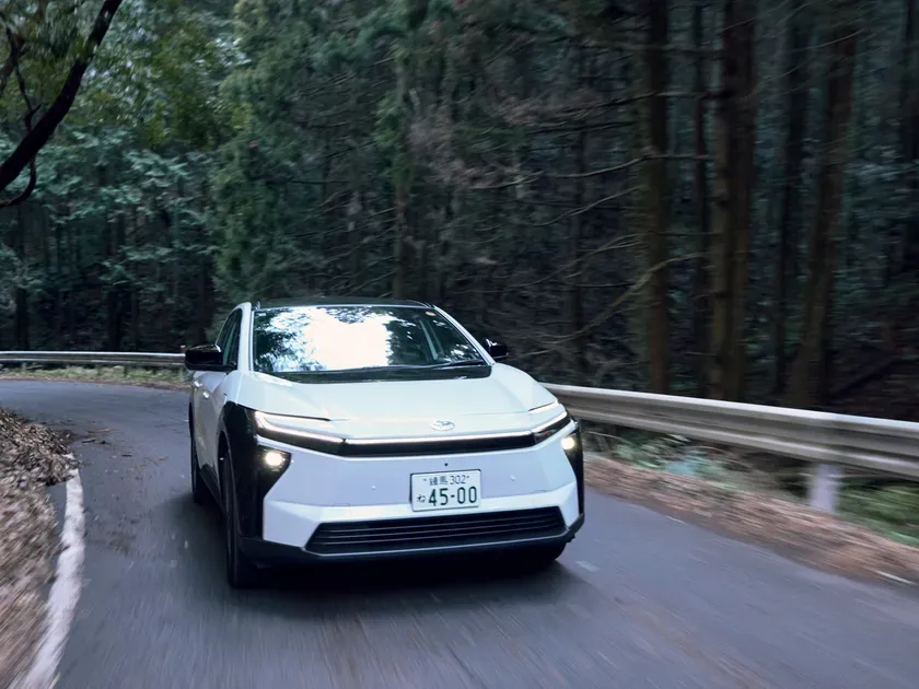 自然の中を気持ちよく走るbZ4X。どんなシーンにもフィットするデザインです。