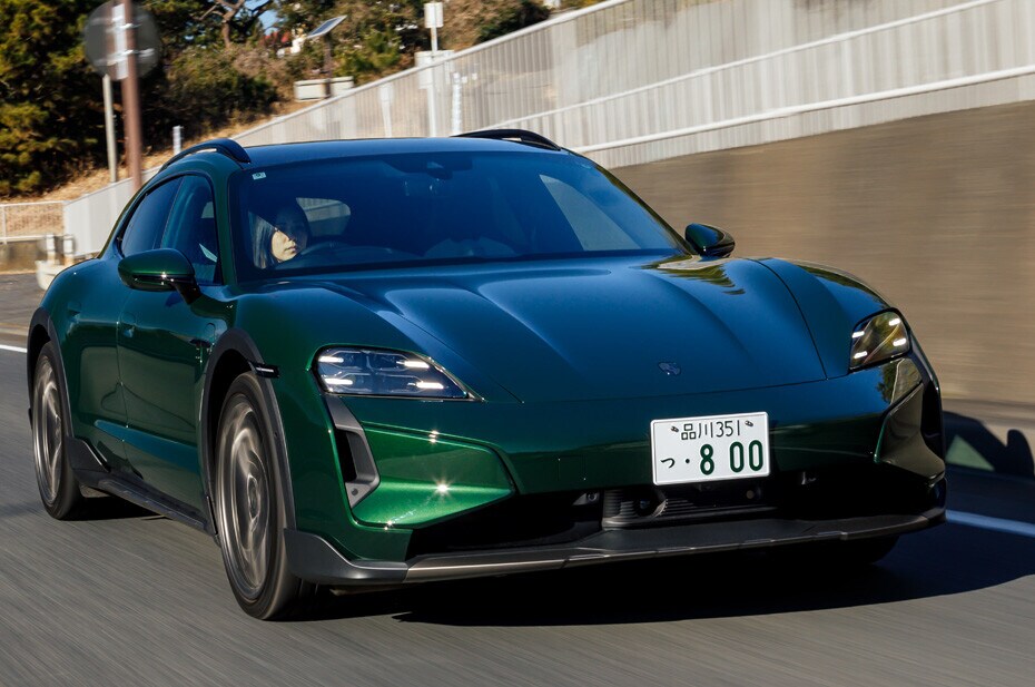 昨年2月に改良を受けたタイカンターボクロスツーリスモを公道に引っ張り出す。写真で見るよりド派手