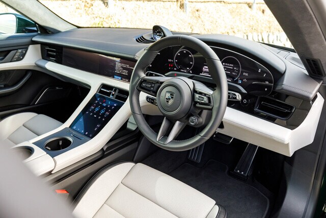 コックピットはフルデジタル。近未来感がハンパない。エアコンなどの操作はタッチディスプレーで行なう