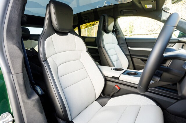 レザータイプのシートの色はツートン。座るだけでスポーツカーに乗ってる感が味わえる