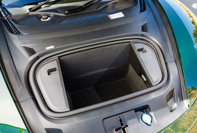 EVなのでフロント部分に収納スペースが。トランクは広くないので、この収納は便利