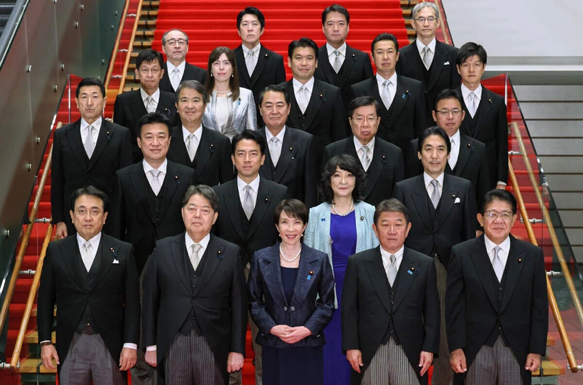 内閣発足の記念写真で、高市首相の両脇を固めたのは、総裁選では小泉氏に届かなかった林氏(総務相)と茂木氏(外相)。小泉氏はその一列後ろに