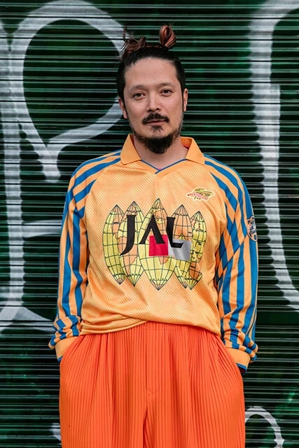 「Tシャツの裾出しはファッションのカジュアル化、マニュアルからの解放の象徴でした」と語る高畑鍬名氏