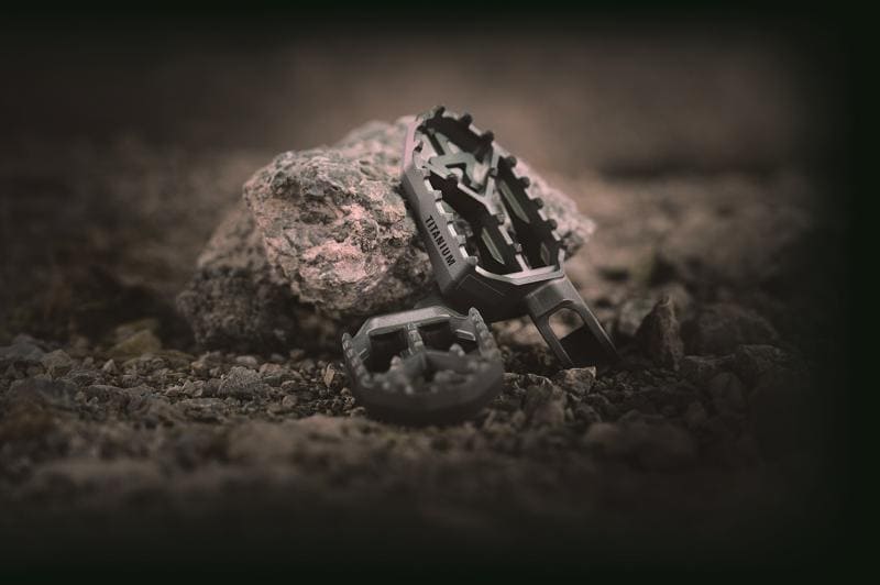 アドベンチャーライダー必見の軽量・高剛性チタン仕様！アクラポビッチ新作フットペグ