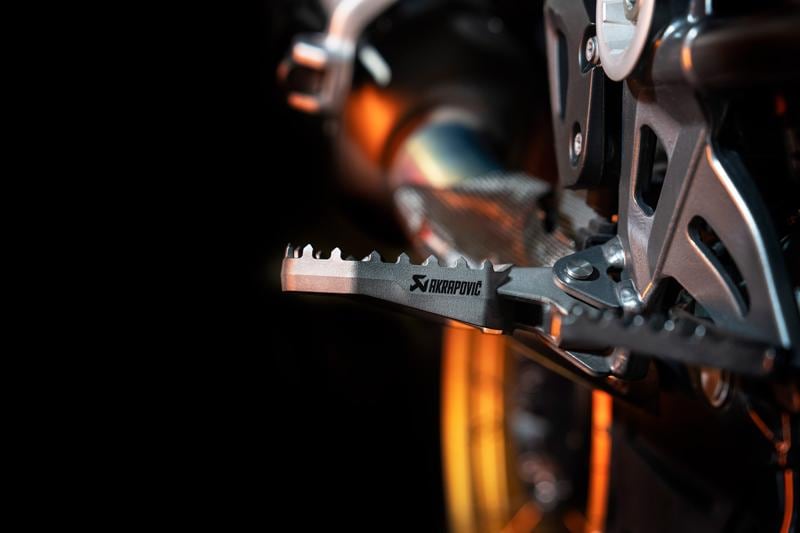 アドベンチャーライダー必見の軽量・高剛性チタン仕様！アクラポビッチ新作フットペグ