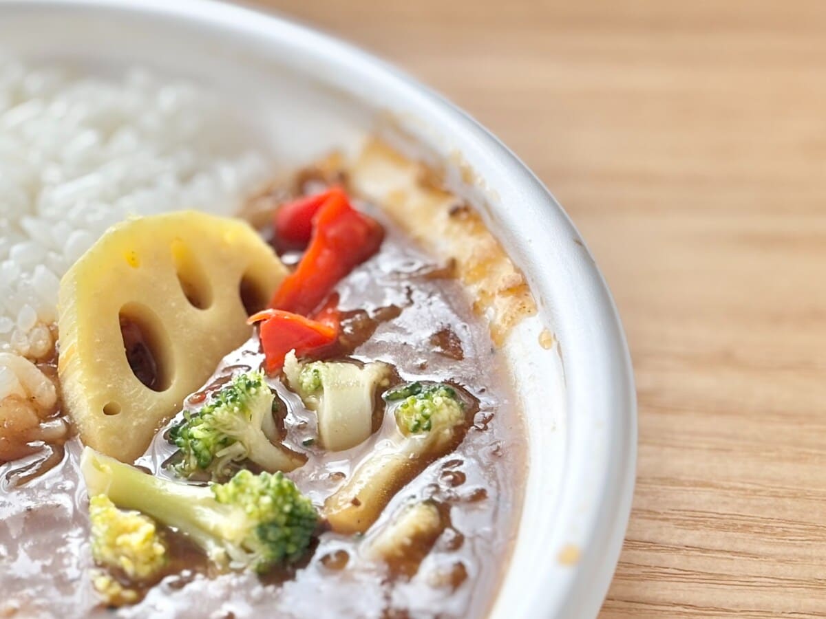 野菜もとれてうれしい！【ファミマ】のカレーは女性も食べやすい大きさ
