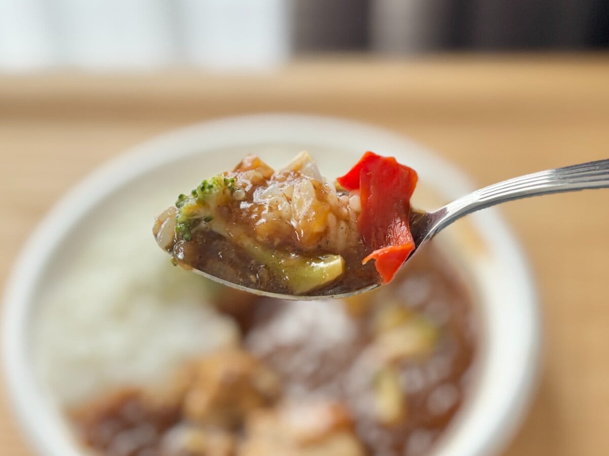 野菜もとれてうれしい！【ファミマ】のカレーは女性も食べやすい大きさ