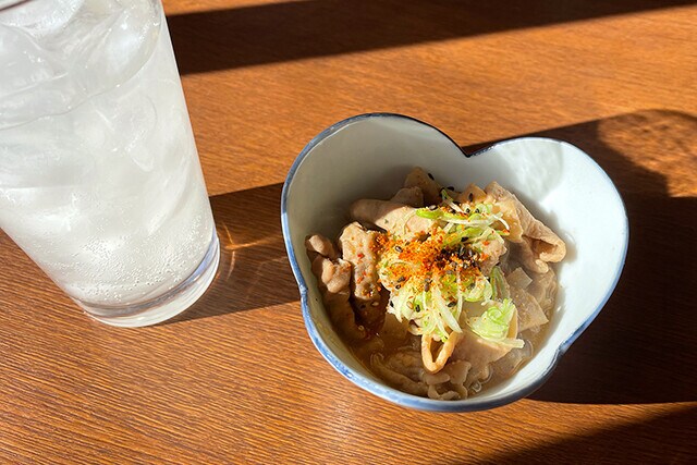 「もつ煮」（４５０円）と「レモンサワー」（４００円）