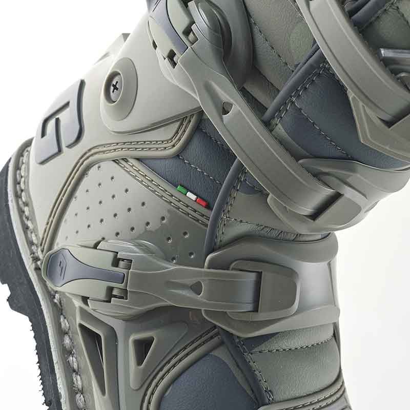 ガエルネのオフロードブーツ・ファストバック エンデューロソールに新色「トゥループ」が登場！ 記事2