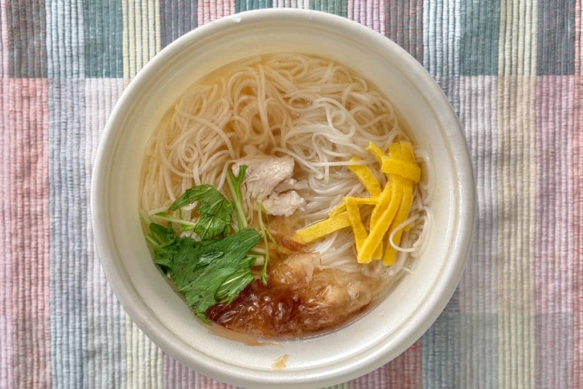 ほっとする~!【ファミマ】夜食にも最適な162kcalのあったか麺