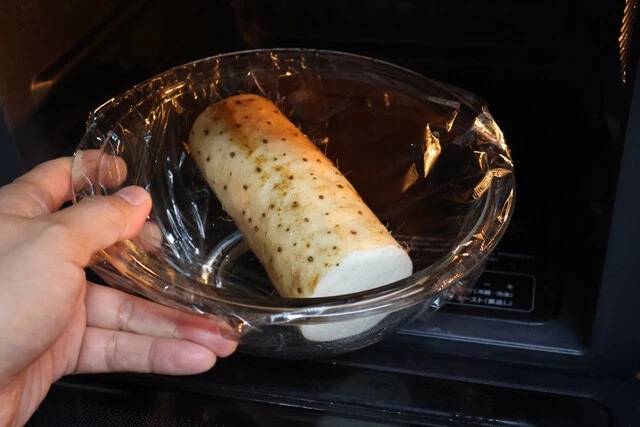 （１）レンチン！　長芋を洗ってホットドッグ用のパンくらいのサイズにカットし、耐熱皿に入れたらふわりとラップをかけて600Wで3分程度加熱する。温めすぎると爆発するので気をつけよう！