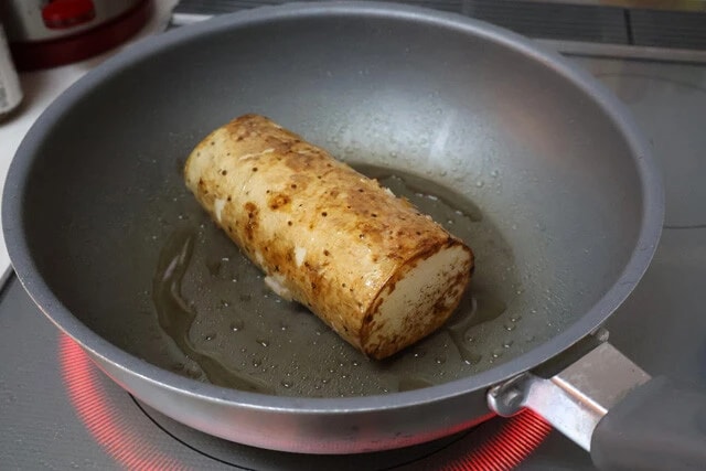 （２）焼く！　熱したフライパンに薄く油を引き、レンチンした長芋を転がしながら焦げ目をつける。あえて油多めで揚げるように熱するのもアリ。下味として軽く塩・こしょうを振ってもよい