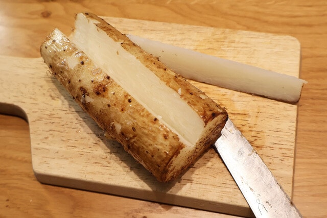 （３）切る！　長芋全体に焦げ目がついたら包丁でソーセージを挟める程度の切り込みを入れる。また、ソーセージもあらかじめ温めておこう。ボイル推奨だが、長芋と一緒に焼いてもよい