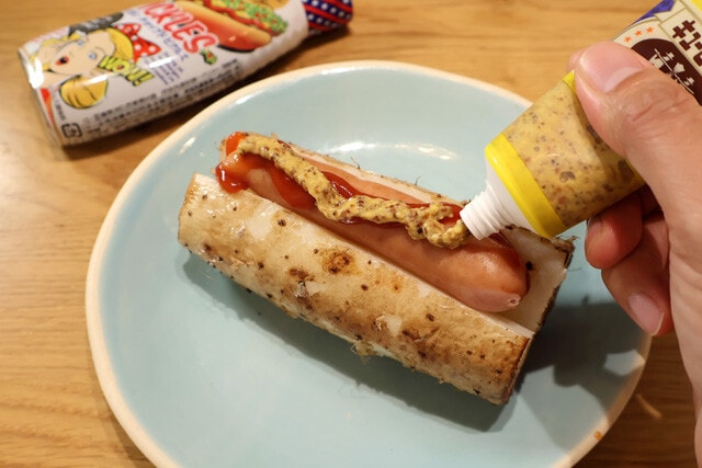 （４）仕上げ！　長芋の切り込みに温めたソーセージを挟み、ケチャップ、マスタードで味つけすれば完成。お好みでピクルス、フライドオニオン、チーズなどのトッピングも楽しもう！